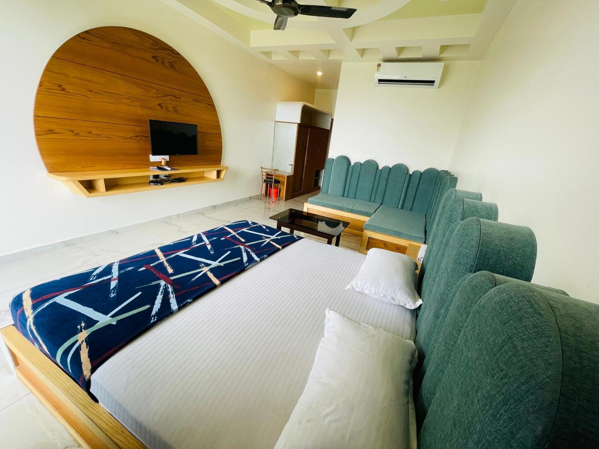 Natural Resort Panhala ภายนอก รูปภาพ