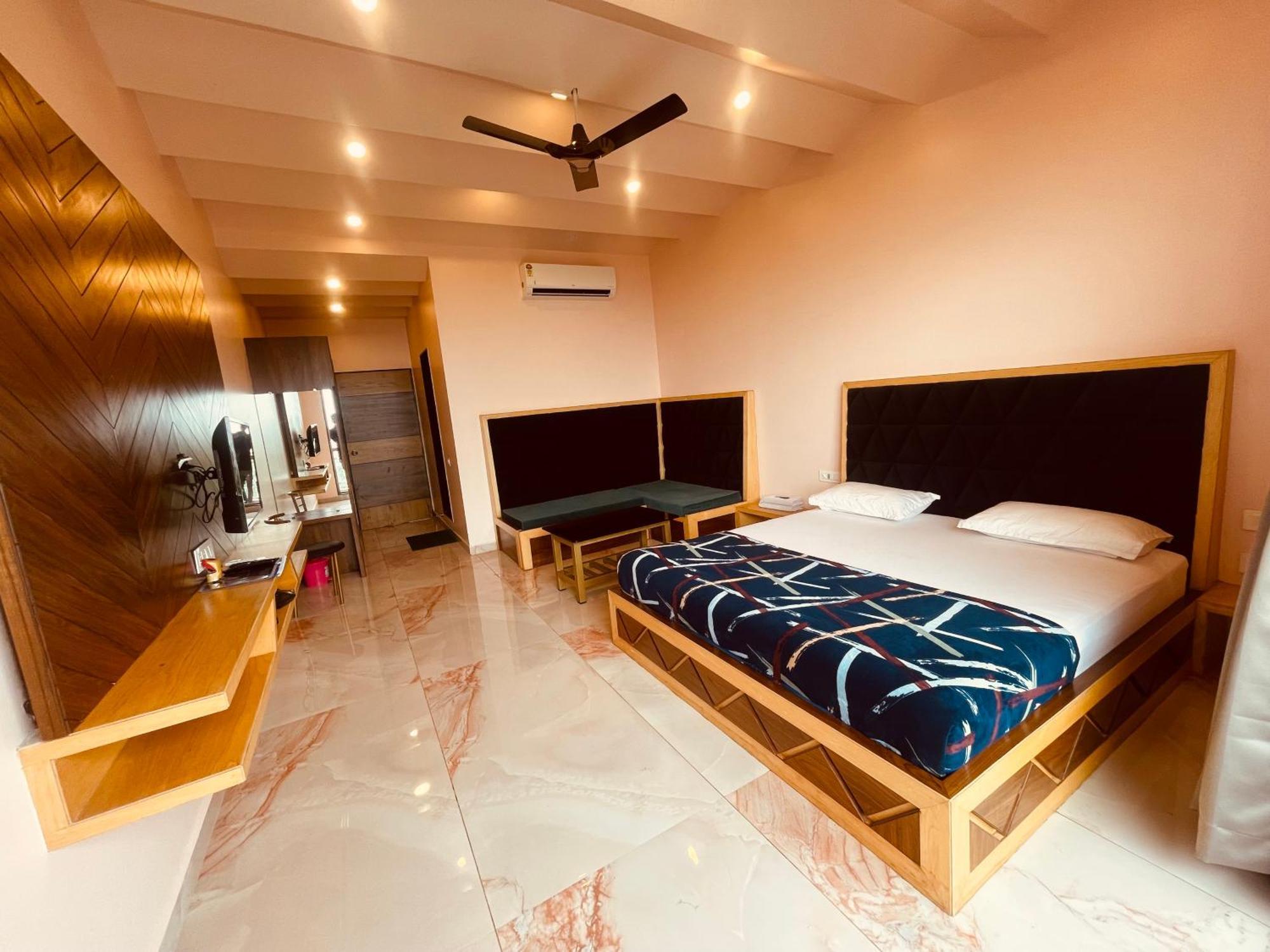 Natural Resort Panhala ภายนอก รูปภาพ