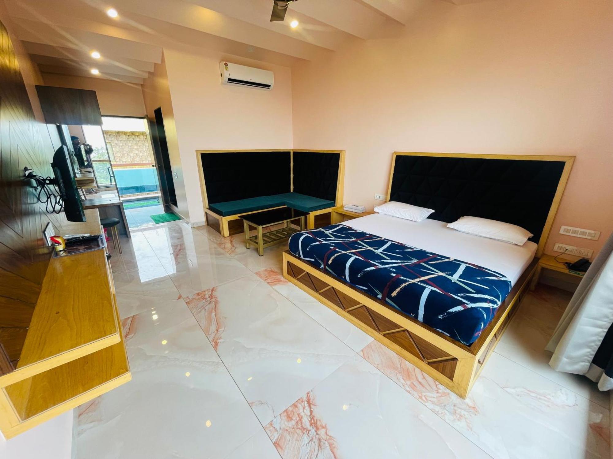 Natural Resort Panhala ภายนอก รูปภาพ