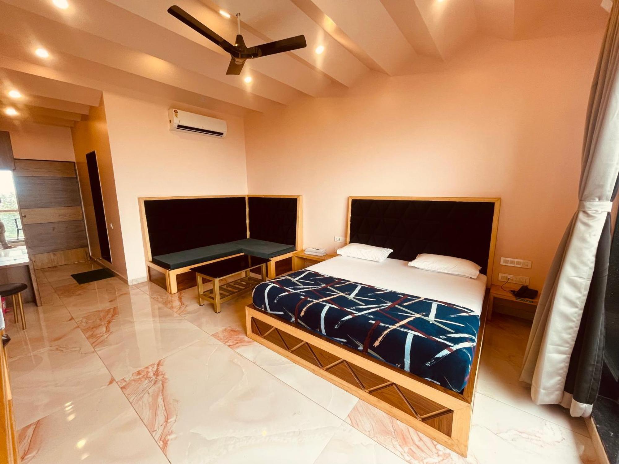 Natural Resort Panhala ภายนอก รูปภาพ