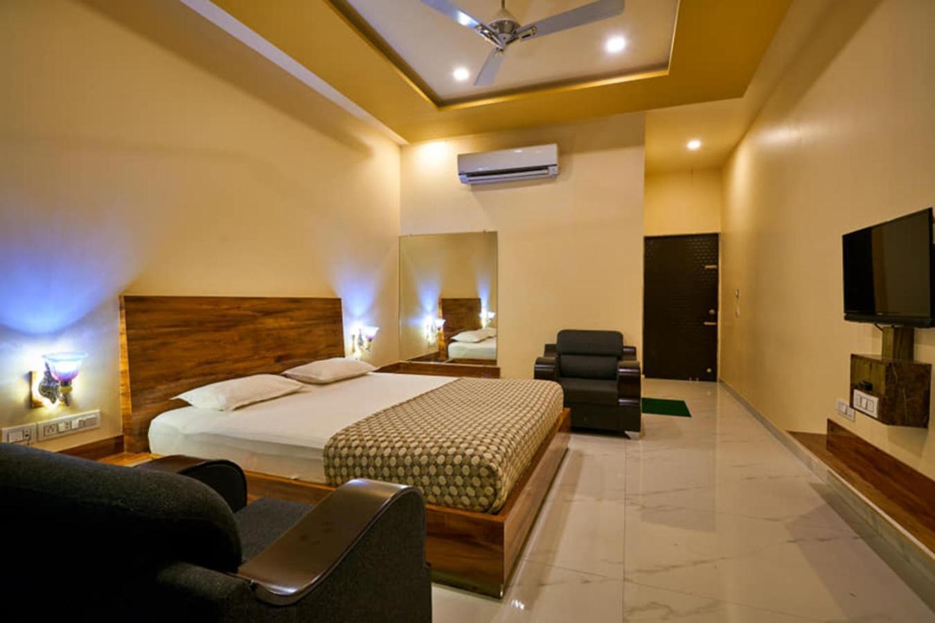 Natural Resort Panhala ภายนอก รูปภาพ
